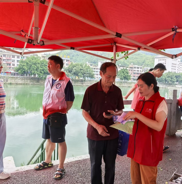 向过往群众宣传