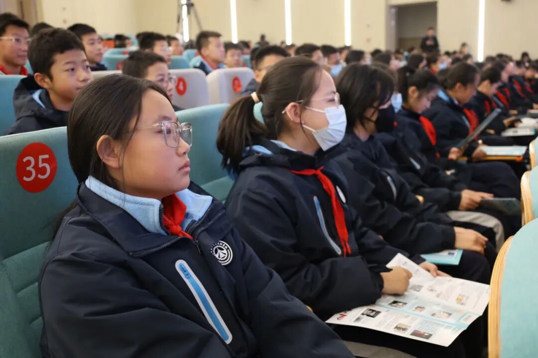 同学们近距离观察仿真毒品