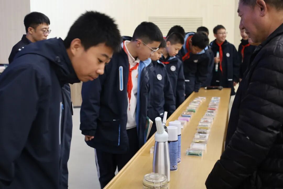 同学们近距离观察仿真毒品