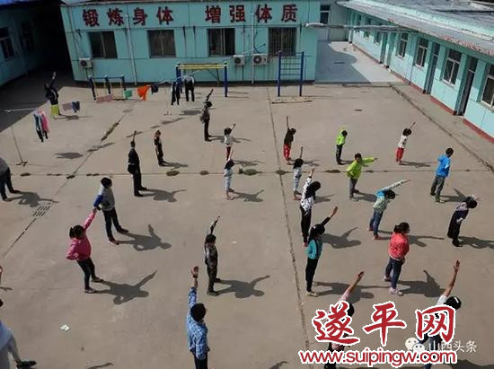 课间操时间，娃娃们正在做广播体操。