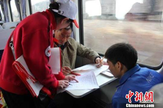 甘肃省红十字会工作人员为乘客讲解防艾知识。资料图