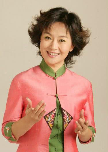 52岁鞠萍姐姐任“防艾”大使，鬓角斑白面庞富态抵不过岁月侵蚀