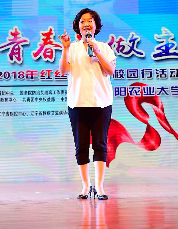 52岁鞠萍姐姐任“防艾”大使，鬓角斑白面庞富态抵不过岁月侵蚀