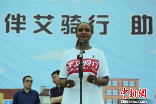 桑爱玲在“伴艾骑行”活动中致辞。　衷凯 摄