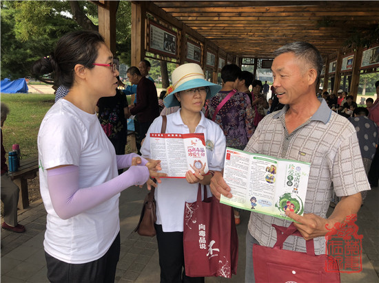 城北街道禁毒社工王霞和龚新玲发放禁毒宣传资