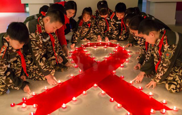 点亮“红丝带” 呼吁关注艾滋病