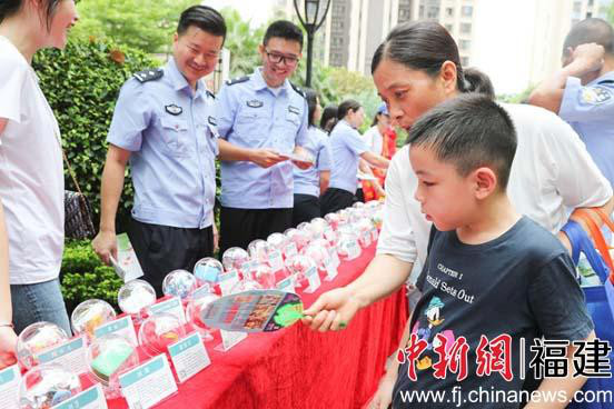 社区居民参观辨别毒品仿真制品