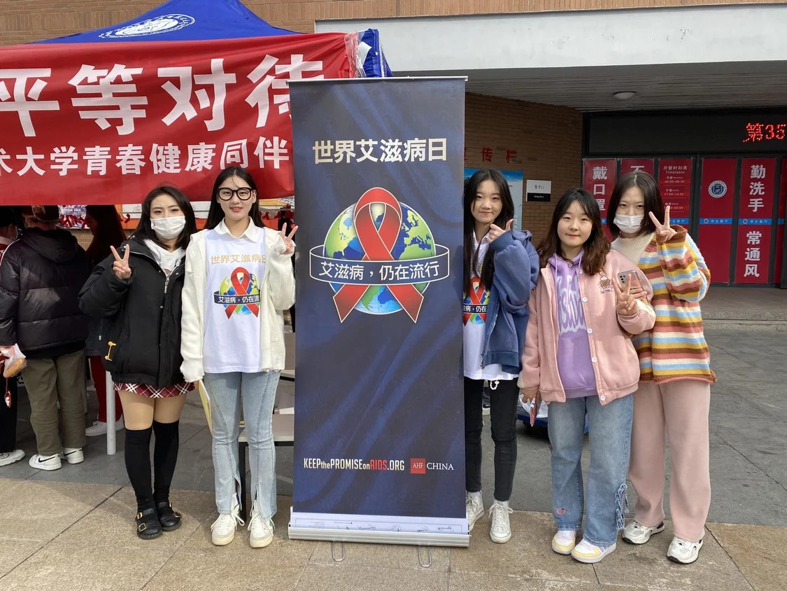 天津市性病艾滋病防治协会进入当地学校开展“世界艾滋病日”检测宣传工作