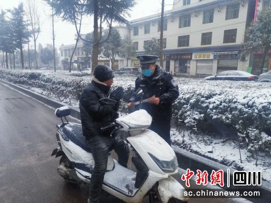 为群众详细讲解识毒、禁毒、防毒等方面知识。四川戒毒管理局 供图