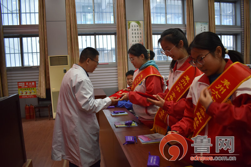 青春正当时 红丝带校园行——烟台莱州市疾控中心开展防艾宣传讲座