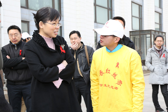 汪鸿雁书记与高校青春红丝带社团会员交谈