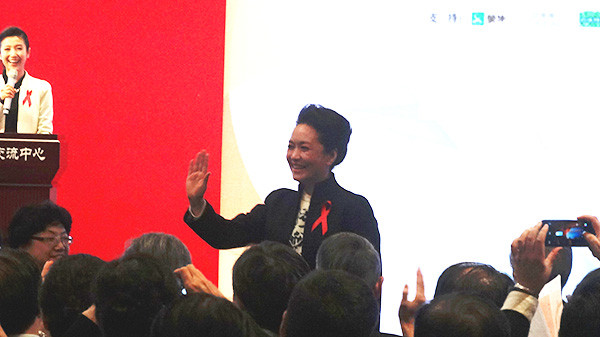 彭丽媛出席活动