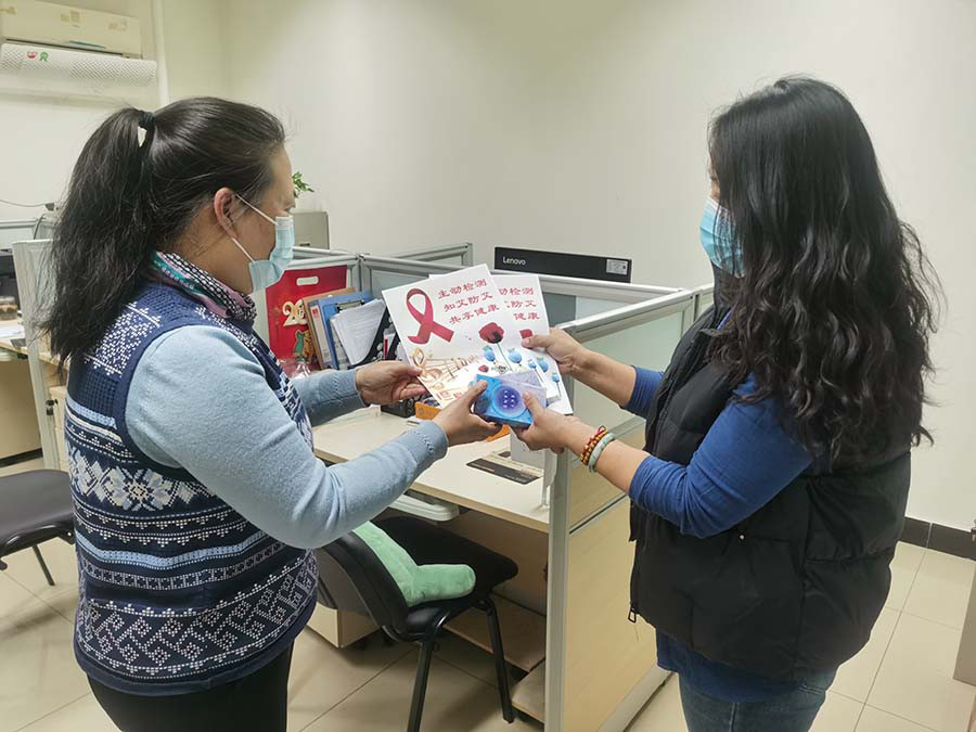 发放自制宣传资料